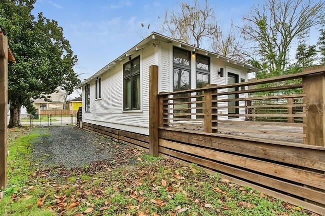 Building Photo - 811 E 23rd St