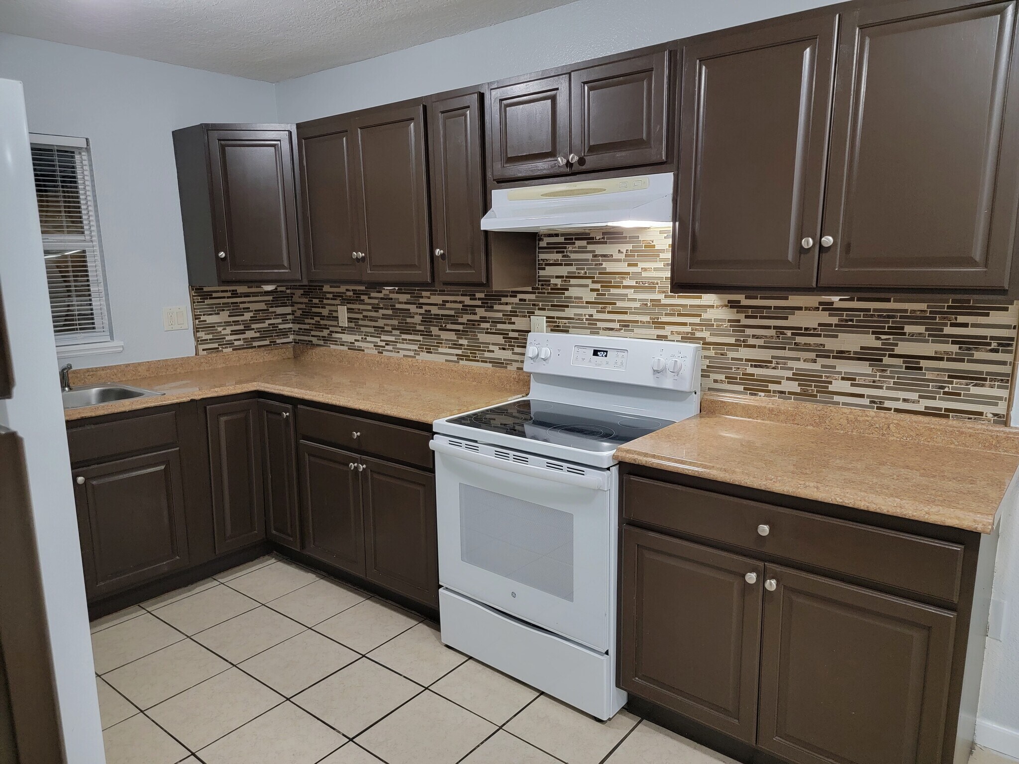 Building Photo - 7210 N Manhattan Ave