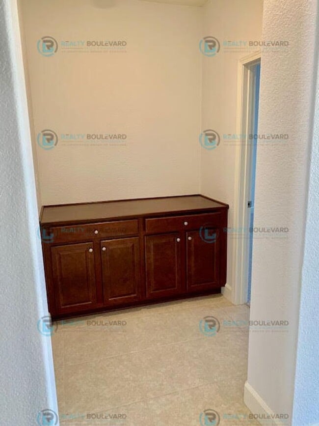 Building Photo - Gorgeous Newer 3 Bedroom Home! Located off...