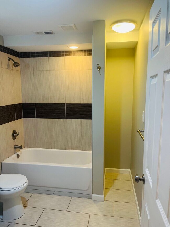 Building Photo - Spacious 3-Bedroom Home in Sought-After Be...