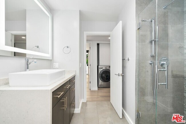 Building Photo - 1129 Larrabee St