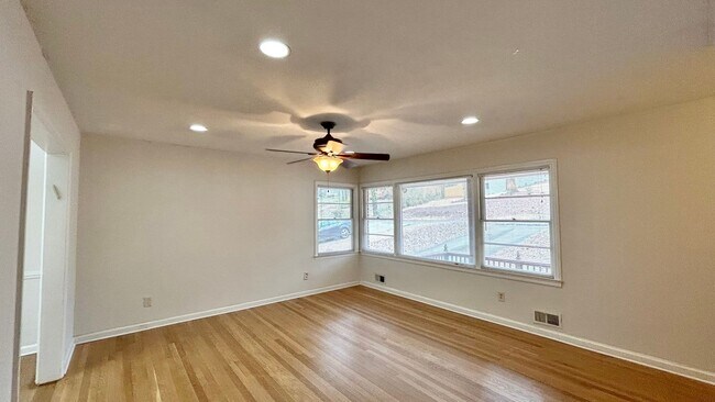 Building Photo - 1476 Lively Ridge Rd NE