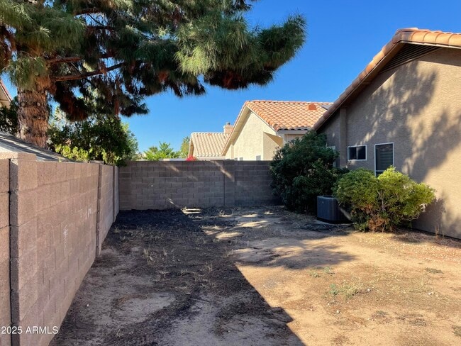 Building Photo - 8949 W Kathleen Rd