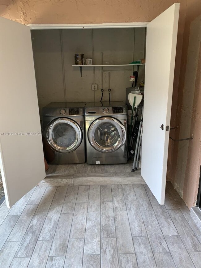 Building Photo - 11 Madrid Ln