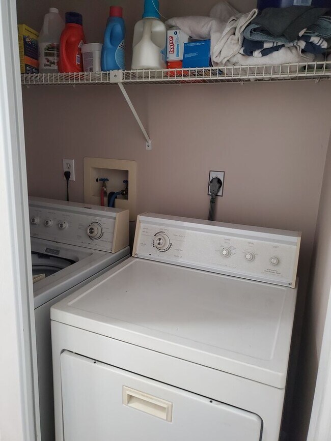 Building Photo - Charming 3 Bedroom, 2 Bath End Row Townhouse in Millersville - In-unit Laundry