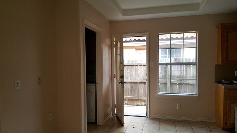 Dining Room - 2512 Redbud Ave