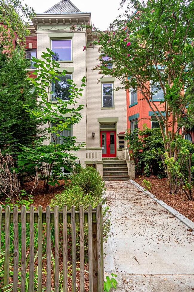 Building Photo - Updated 2BR and 2BA in Columbia Heights C!