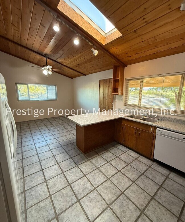 Building Photo - 3BD 2BA Waiting for You to Call Home!!