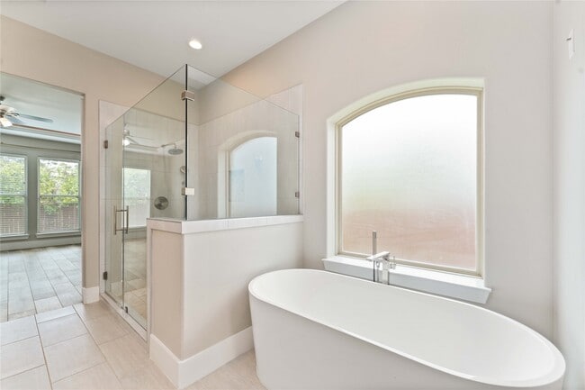 Building Photo - 4310 Fernwood Dr