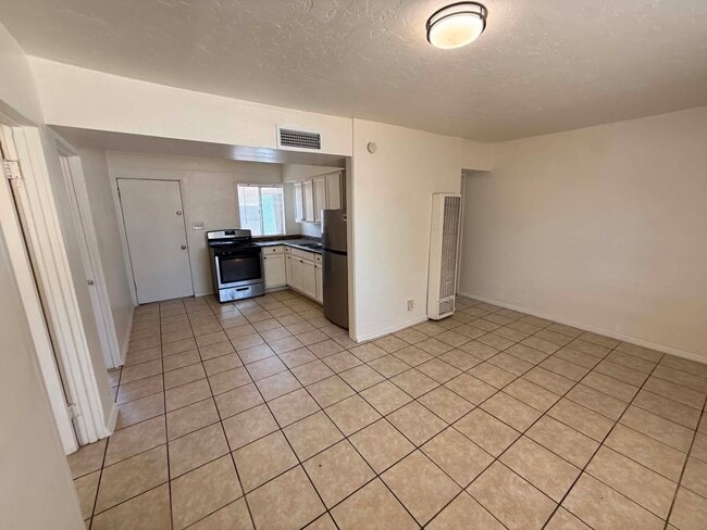 Building Photo - 460 E Delano St