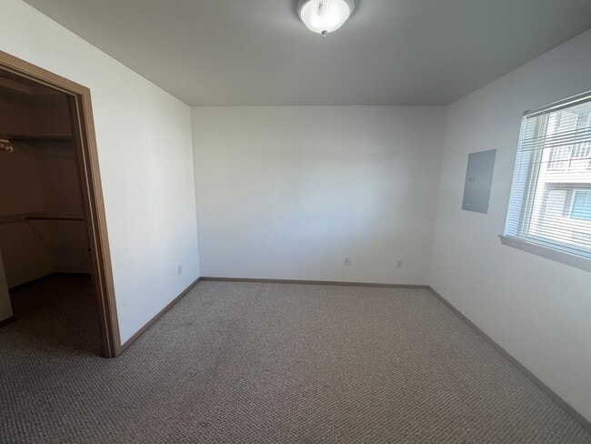 Building Photo - 595 Eastmont Ave