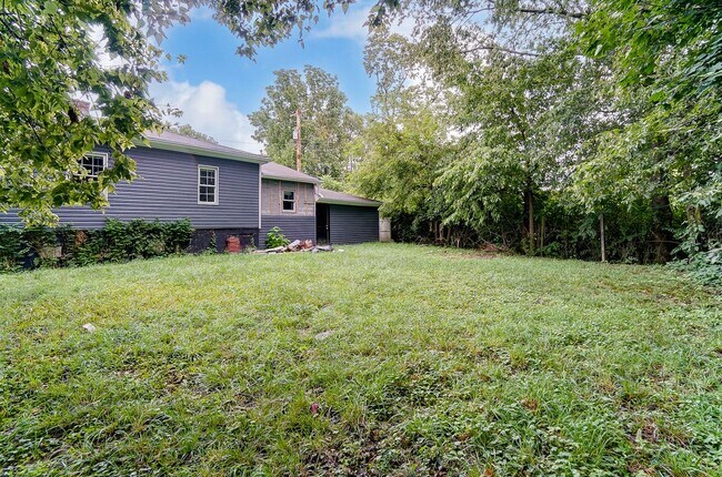 Building Photo - Two Bedroom, Two Bath in Dayton!