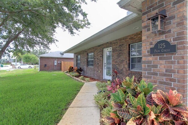 Building Photo - 125 Palm Cir