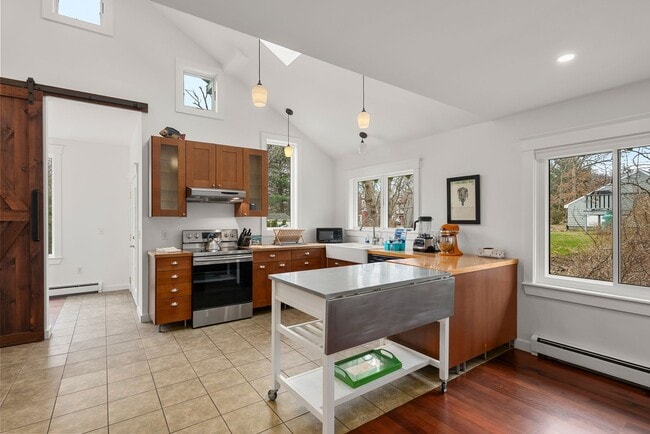 Building Photo - Year-round 3-Bedroom Home in Rockport