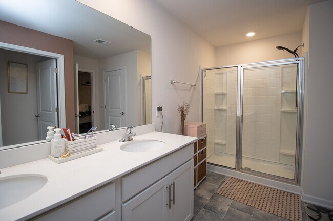 Building Photo - Stylish & Spacious Pet-Friendly Home in Bo...