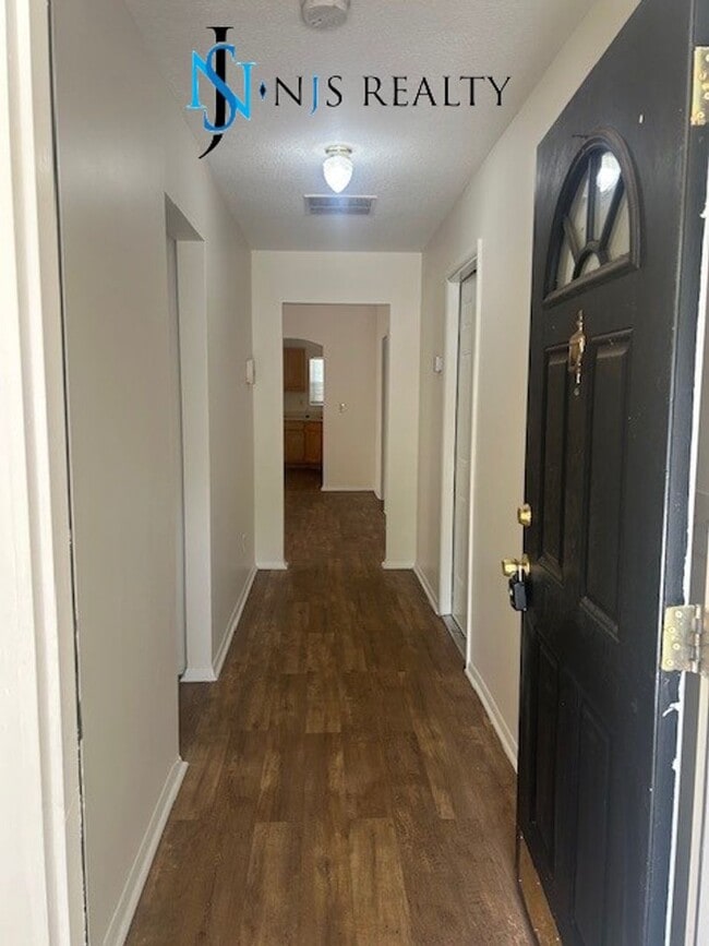 Building Photo - GORGEOUS 3/2 1200 sq ft home with FRESH PA...