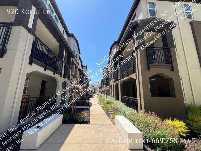 Building Photo - 920 Kolbe Ln
