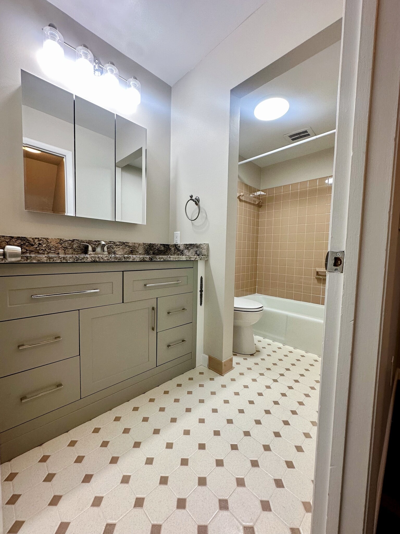 Building Photo - 5729 Cresthaven Ln