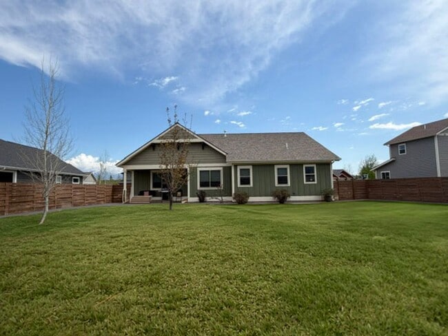 Building Photo - Gorgeous Silverbrook Home