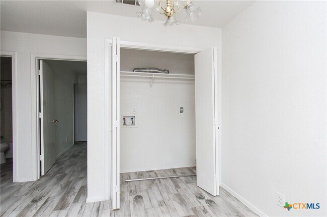 Building Photo - 2018 Cedarhill Dr