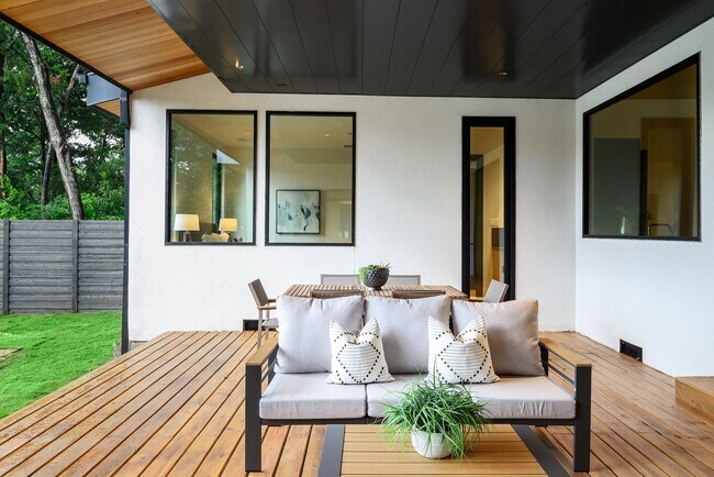 Building Photo - 5023 Lilac Ln