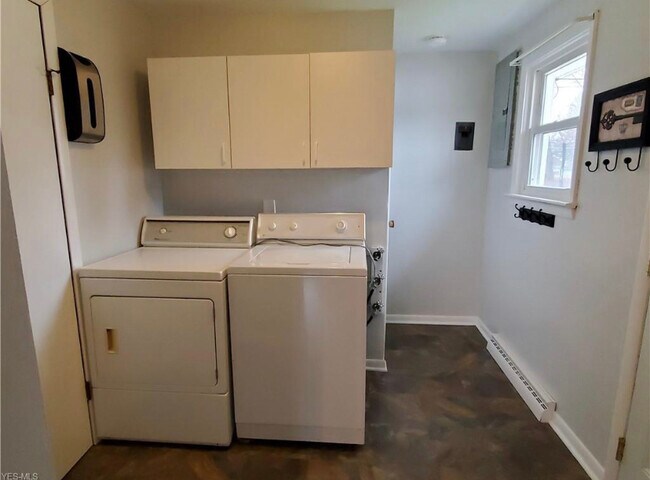 Building Photo - 963 Roberts St