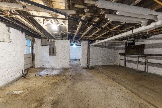 Building Photo - Huge Brick House in Victorian Village/Short North, Beautiful Woodwork 3 Car Garage and Swimming pool