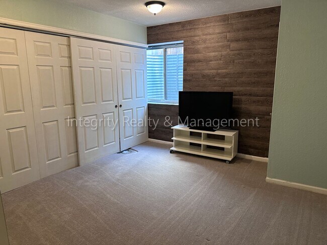 Building Photo - 10163 Foxridge Cir
