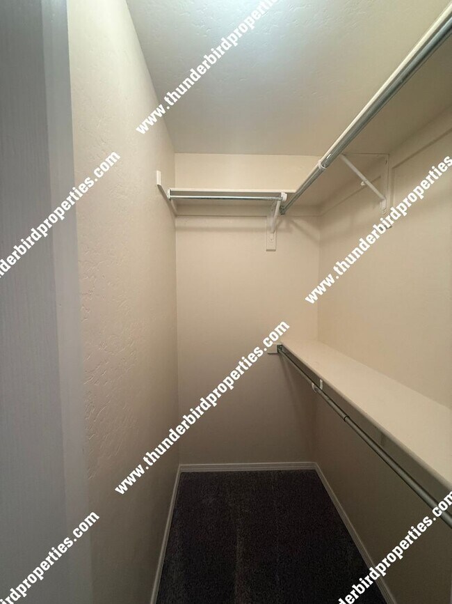 Building Photo - 3 Bedrooms, 2 baths with Valley views in N...