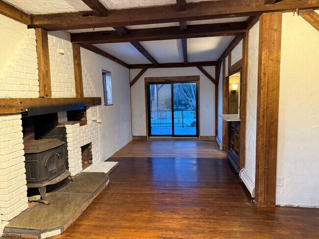 Building Photo - 75 Pine St