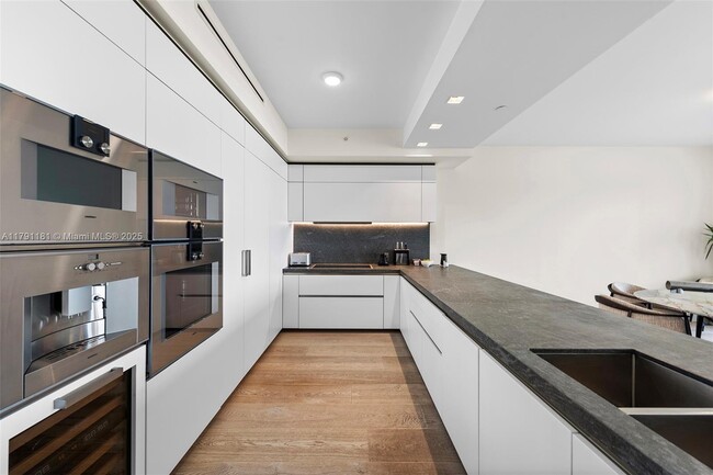 Building Photo - 7055 Fisher Island Dr