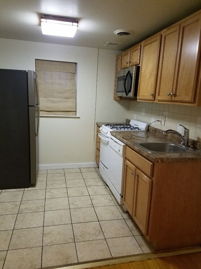 Building Photo - Spacious 1 BR w/ Private Entrance & Renova...