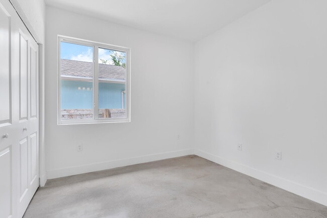 Building Photo - 638 NW 15th Ave
