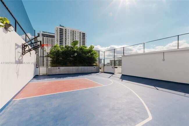 Building Photo - 700 NE 24th St