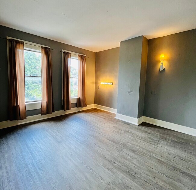 Building Photo - 343 E 12th Ave