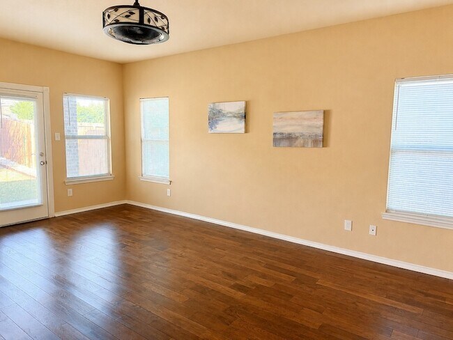 Building Photo - 1009 Cheyenne Dr
