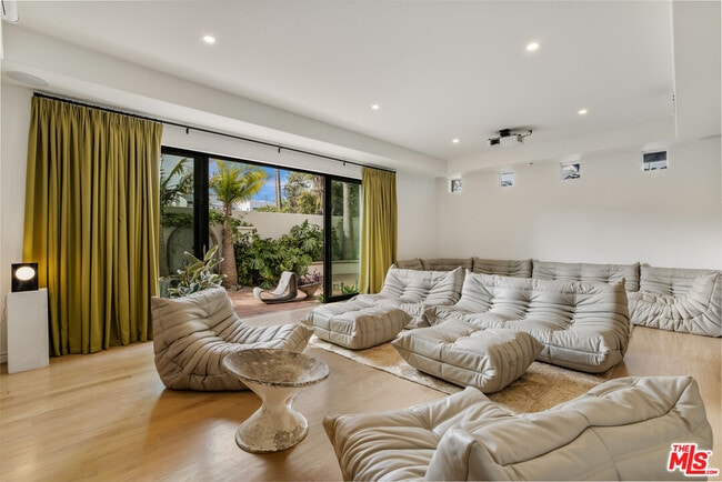 Building Photo - 5201 Vía Donte