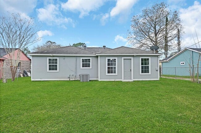 Building Photo - 5427 Shamrock St