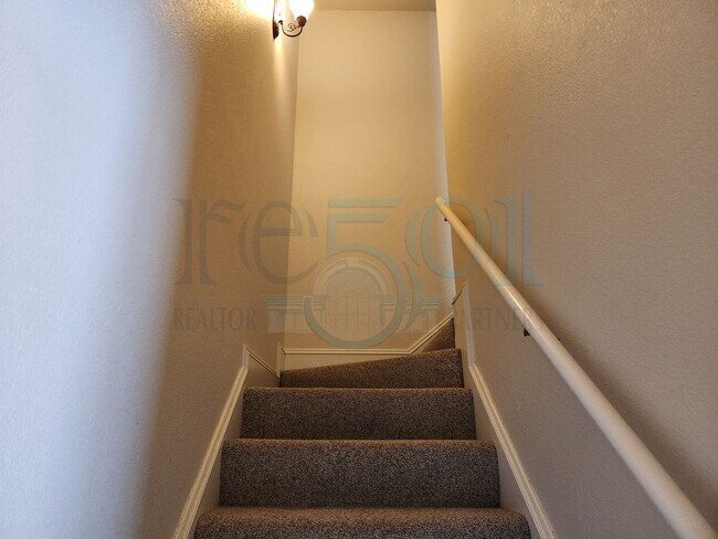 Building Photo - *Coming Available in October* Pride of ownership shines in this convenient Midtown, 2 BR & 2.5 BA...