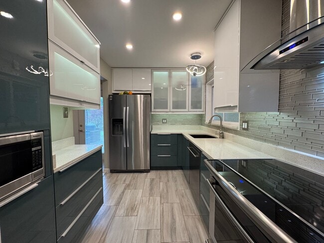 Building Photo - Gorgeous 3 Bed 1.5 Bath Single-Family Home...