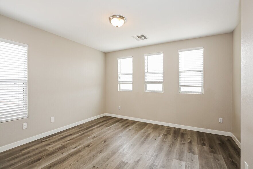 Building Photo - 1081 Crescent Falls St