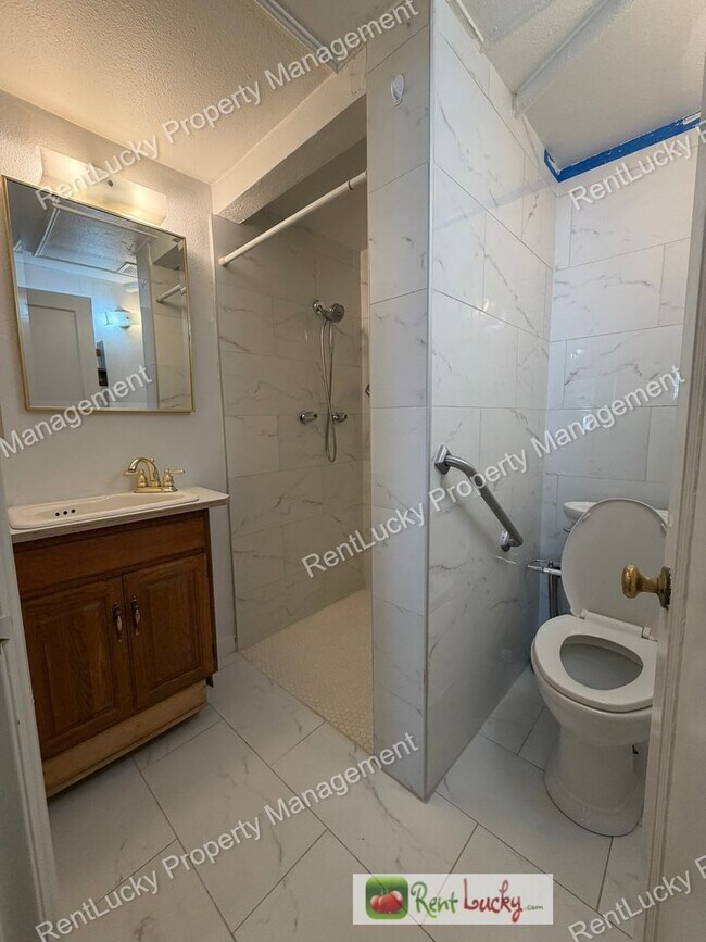 Building Photo - Cute and Remodeled 2-Bedroom Duplex in Great Seattle Location!