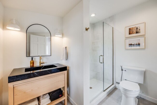 Building Photo - Charming 2BR House in Denver