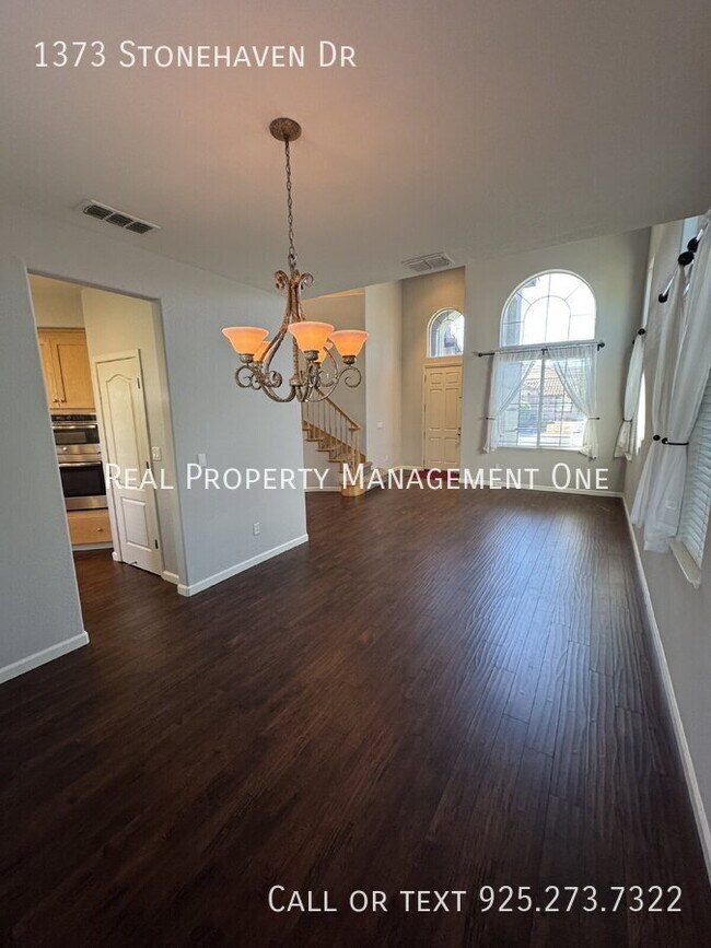 Building Photo - 1373 Stonehaven Dr