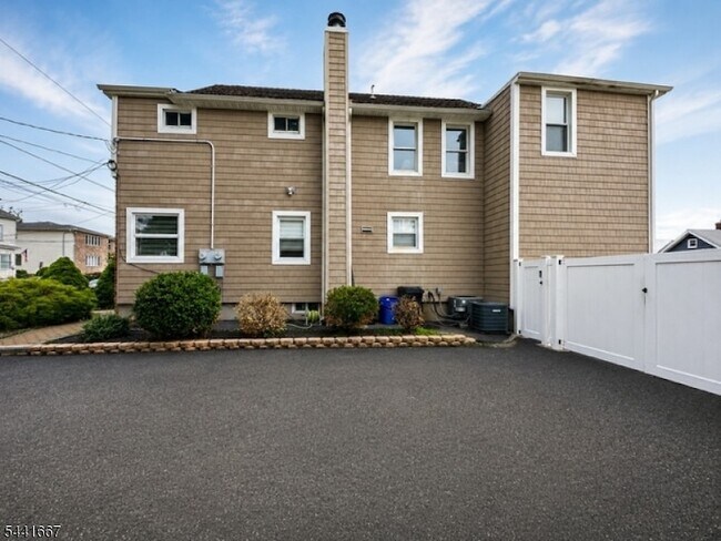Building Photo - 408 Forest St