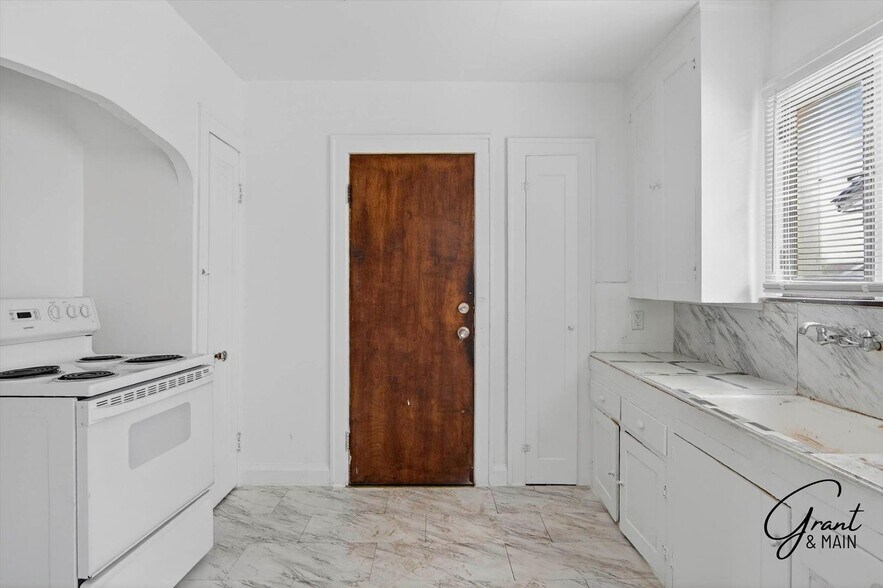 Building Photo - 10345-10345 Crocuslawn Ave