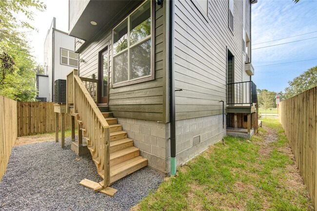 Building Photo - 933 E 40th St