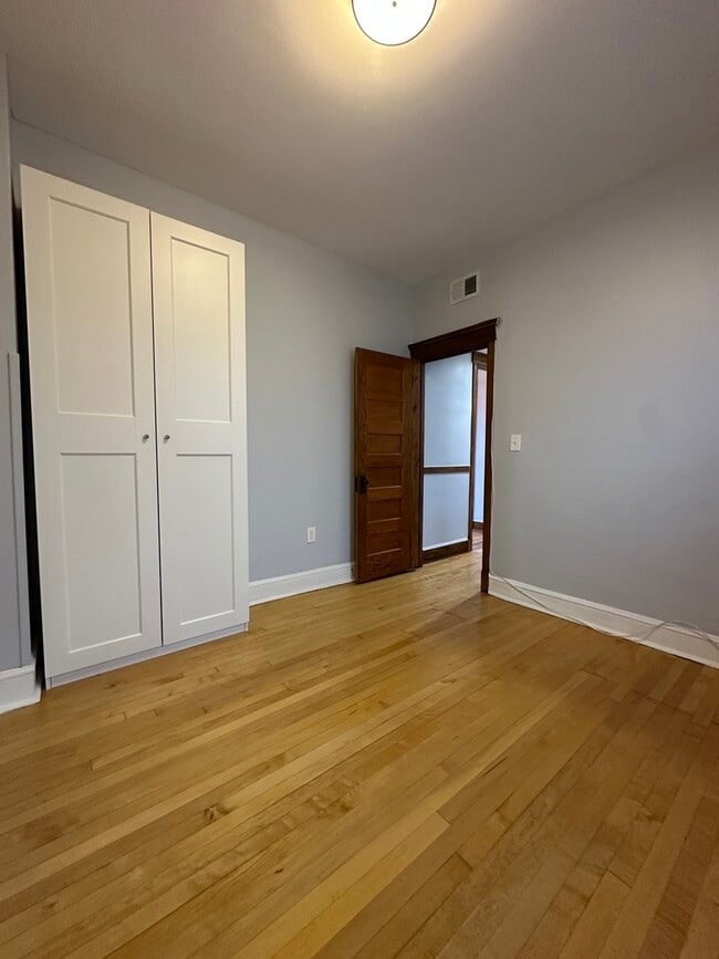 Building Photo - 1949 W Grace St