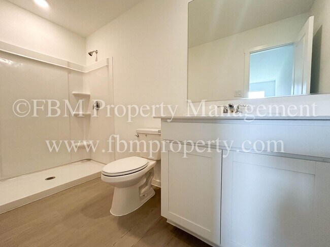 Building Photo - 644 W Criner St