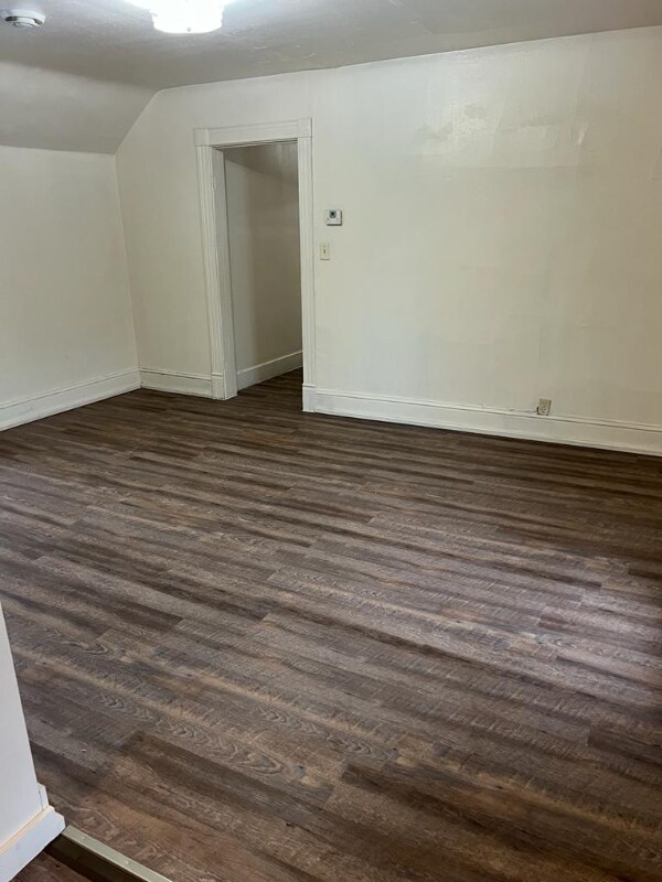 Building Photo - 802 Elm St